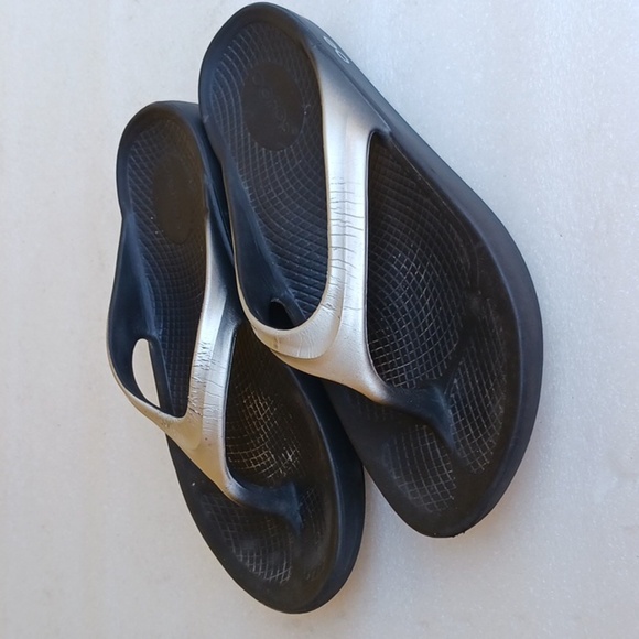 Oofos Mens Black and Silver Flip Flops Super Comfortable - Picture 3 of 5